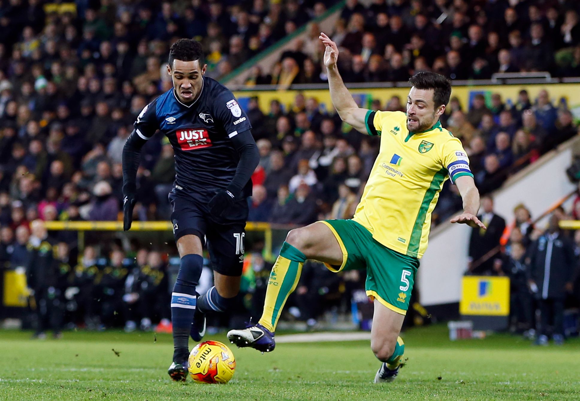Britain Football Soccer - Norwich City v Derby County - Sky Bet Championship - Carrow Road - 2/1/17 Norwich City's Russell Martin in action with Derby County's Tom Ince Mandatory Credit: Action Images / Paul Childs Livepic EDITORIAL USE ONLY. No use with unauthorized audio, video, data, fixture lists, club/league logos or 