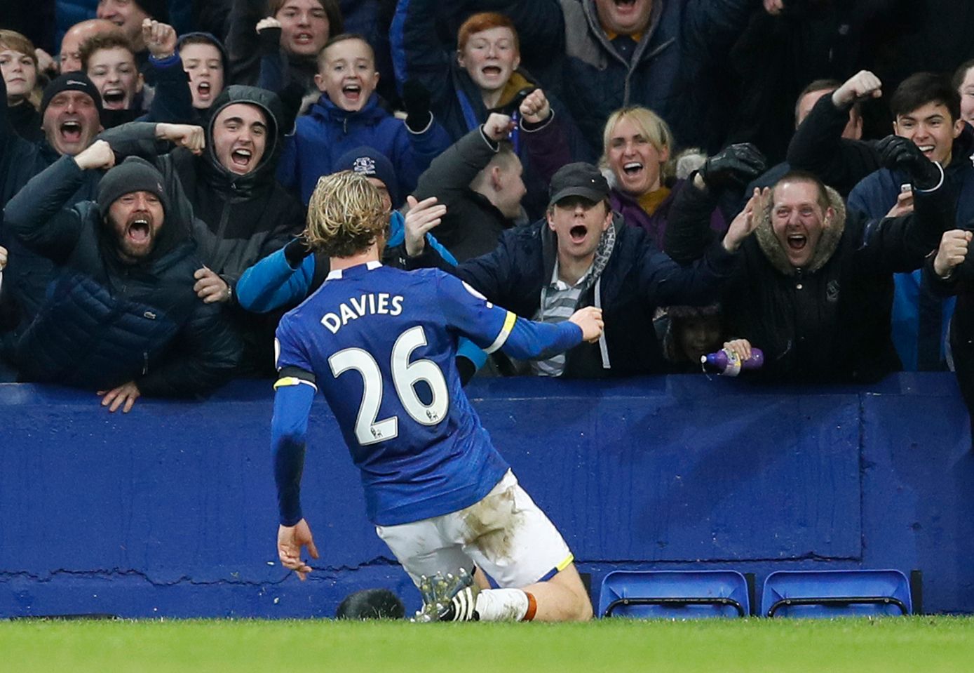 Britain Soccer Football - Everton v Manchester City - Premier League - Goodison Park - 15/1/17 Everton's Tom Davies celebrates scoring their third goal with fans Reuters / Darren Staples Livepic EDITORIAL USE ONLY. No use with unauthorized audio, video, data, fixture lists, club/league logos or 