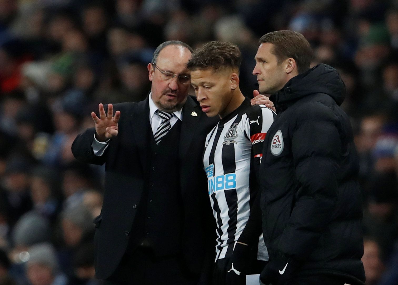 Soccer Football - Premier League - Manchester City vs Newcastle United - Etihad Stadium, Manchester, Britain - January 20, 2018   Newcastle United's Dwight Gayle talks to manager Rafael Benitez as he prepares to come on      Action Images via Reuters/Lee Smith    EDITORIAL USE ONLY. No use with unauthorized audio, video, data, fixture lists, club/league logos or 