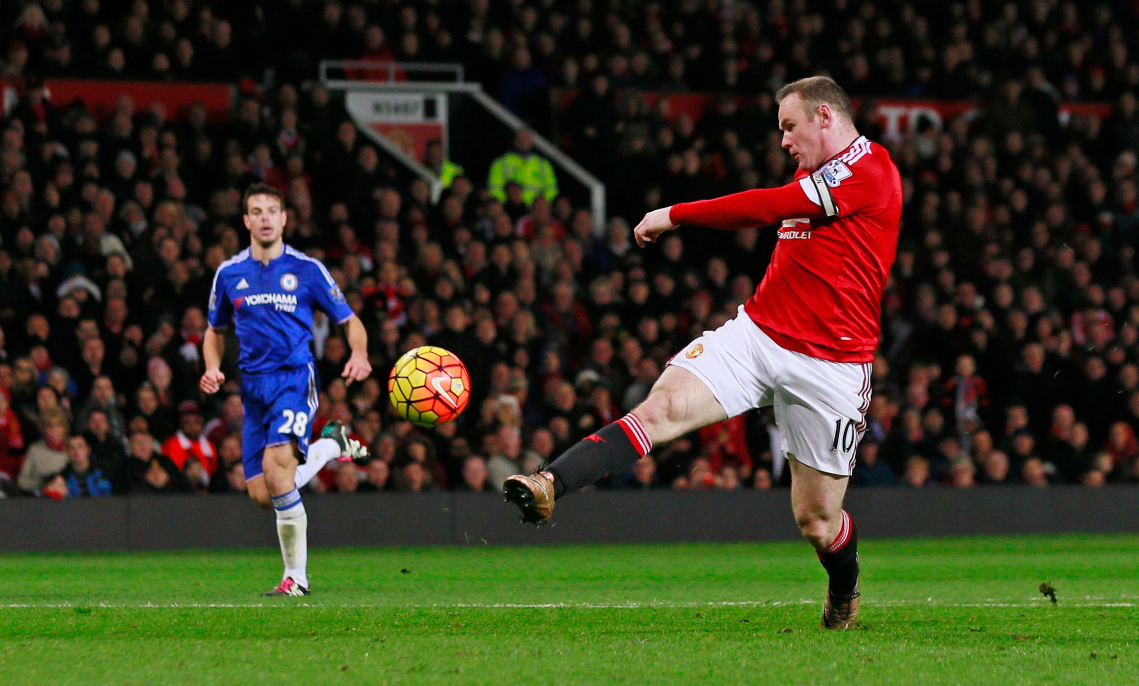 Football Soccer - Manchester United v Chelsea - Barclays Premier League - Old Trafford - 28/12/15
Manchester United's Wayne Rooney has a shot at goal
Action Images via Reuters / Jason Cairnduff
Livepic
EDITORIAL USE ONLY. No use with unauthorized audio, video, data, fixture lists, club/league logos or 