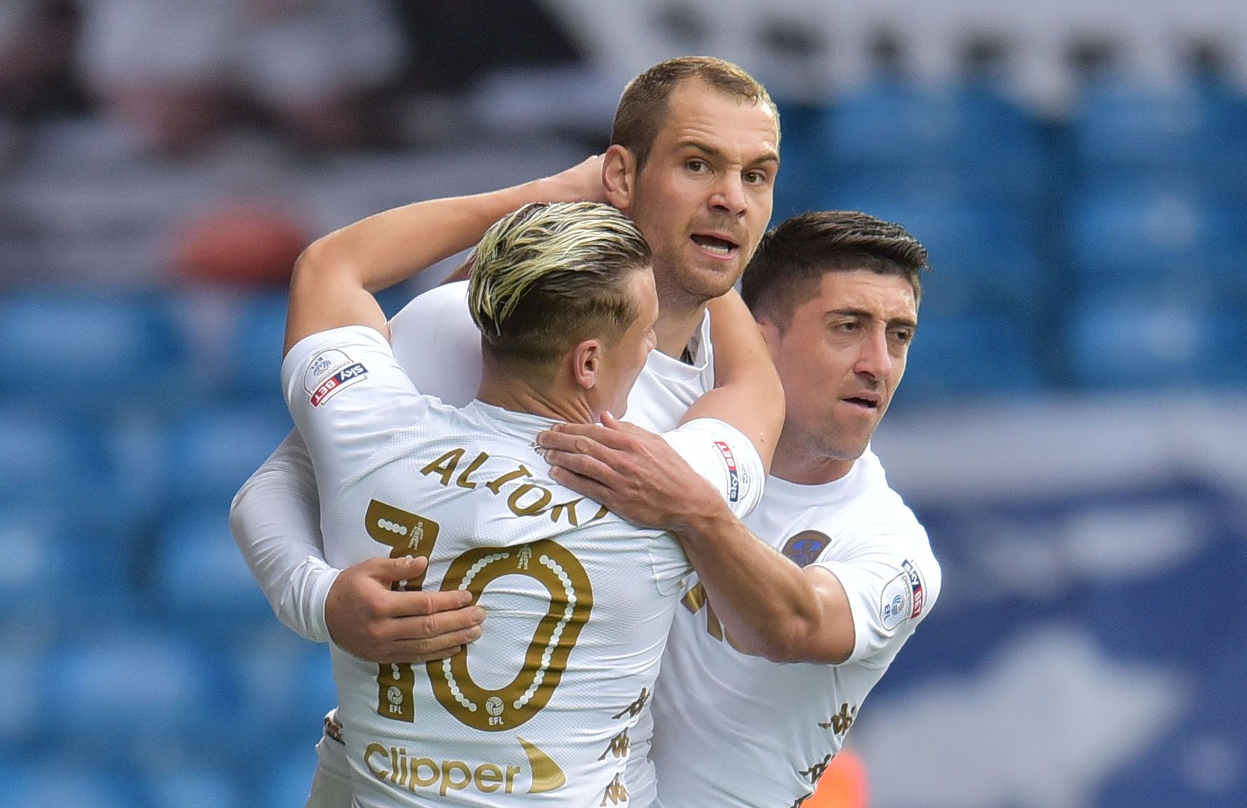 Soccer Football - Championship - Leeds United vs Ipswich Town - Elland Road, Leeds, Britain - September 23, 2017   Leeds United's Pierre-Michel Lasogga celebrates scoring their first goal with team mates    Action Images/Paul Burrows    EDITORIAL USE ONLY. No use with unauthorized audio, video, data, fixture lists, club/league logos or 