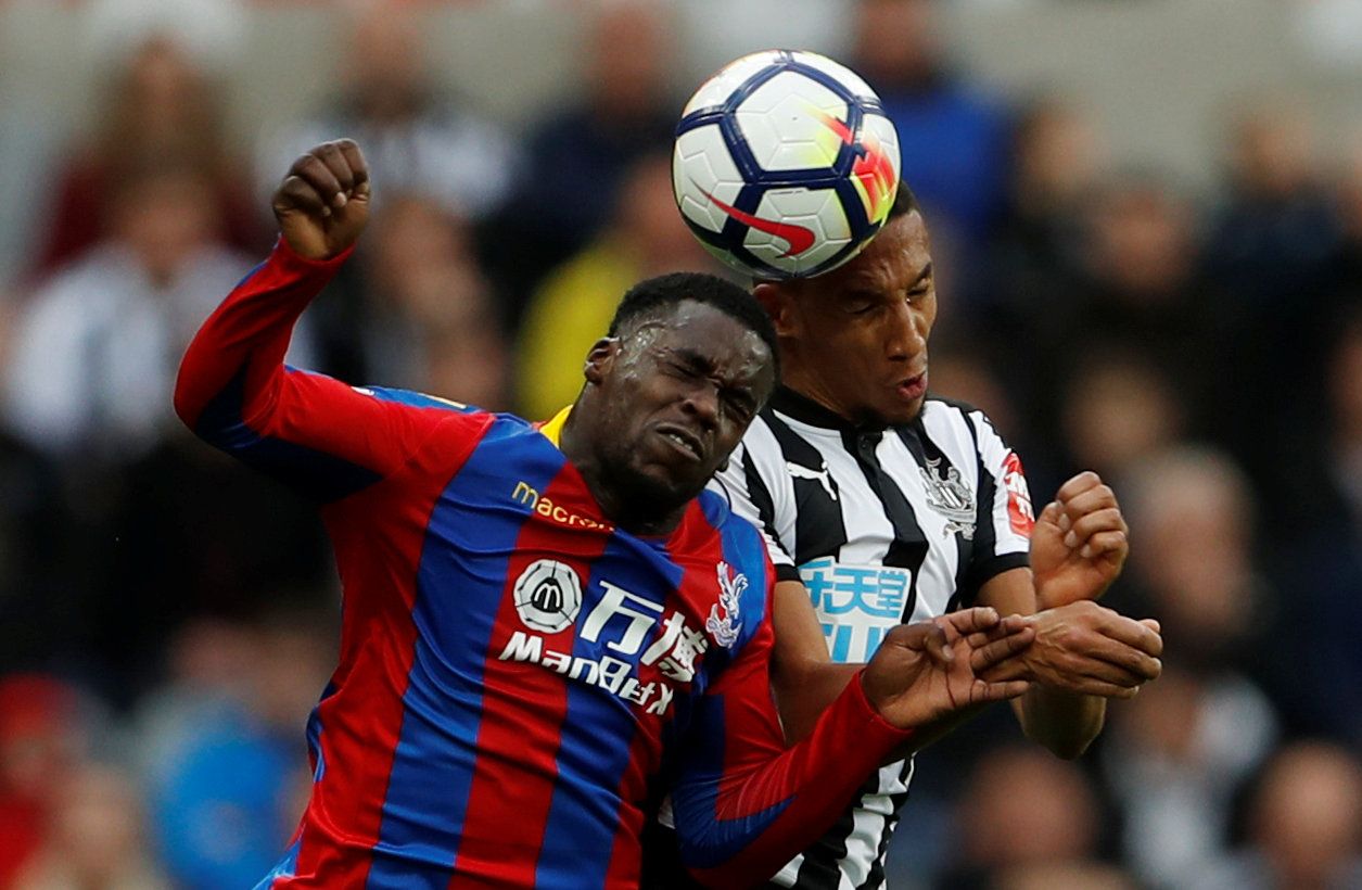 Soccer Football - Premier League - Newcastle United vs Crystal Palace - St James' Park, Newcastle, Britain - October 21, 2017   Crystal Palace's Jeffrey Schlupp in action with Newcastle United's Isaac Hayden       Action Images via Reuters/Lee Smith    EDITORIAL USE ONLY. No use with unauthorized audio, video, data, fixture lists, club/league logos or "live" services. Online in-match use limited to 75 images, no video emulation. No use in betting, games or single club/league/player publications.