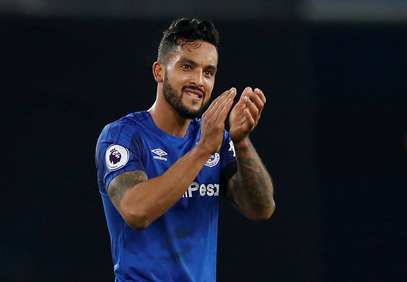 Soccer Football - Premier League - Everton vs West Bromwich Albion - Goodison Park, Liverpool, Britain - January 20, 2018   Everton's Theo Walcott applauds the fans after the match    REUTERS/Andrew Yates    EDITORIAL USE ONLY. No use with unauthorized audio, video, data, fixture lists, club/league logos or 