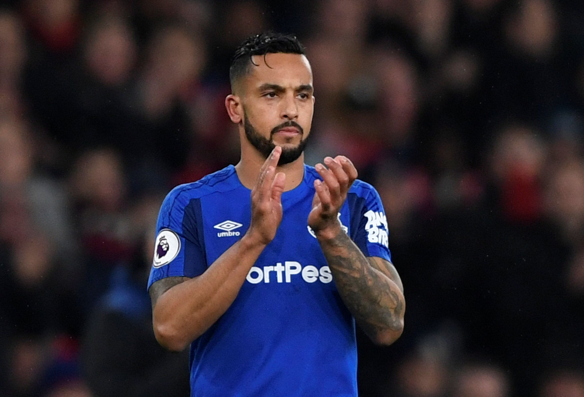Soccer Football - Premier League - Arsenal vs Everton - Emirates Stadium, London, Britain - February 3, 2018   Everton's Theo Walcott applauds the fans as he is substituted   Action Images via Reuters/Tony O'Brien    EDITORIAL USE ONLY. No use with unauthorized audio, video, data, fixture lists, club/league logos or 