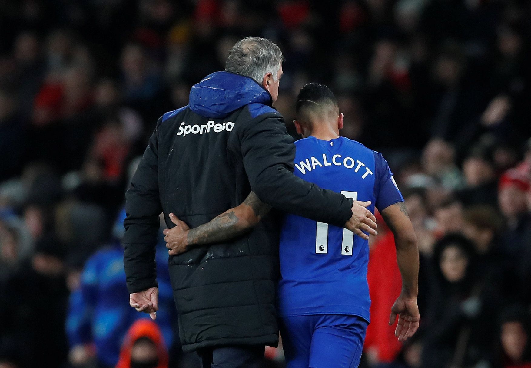 Soccer Football - Premier League - Arsenal vs Everton - Emirates Stadium, London, Britain - February 3, 2018   Everton's Theo Walcott with manager Sam Allardyce after being substituted off for Dominic Calvert-Lewin    REUTERS/David Klein    EDITORIAL USE ONLY. No use with unauthorized audio, video, data, fixture lists, club/league logos or "live" services. Online in-match use limited to 75 images, no video emulation. No use in betting, games or single club/league/player publications.  Please con