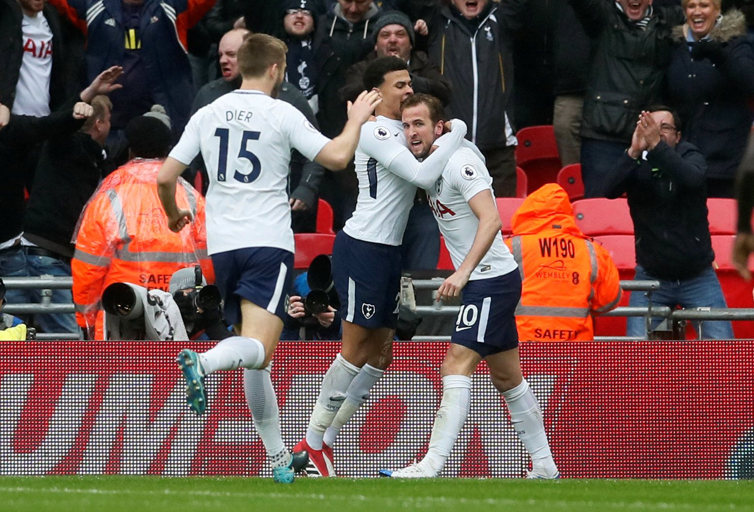 Soccer Football - Premier League - Tottenham Hotspur vs Arsenal - Wembley Stadium, London, Britain - February 10, 2018   Tottenham's Harry Kane celebrates scoring their first goal with team mates    REUTERS/David Klein    EDITORIAL USE ONLY. No use with unauthorized audio, video, data, fixture lists, club/league logos or 