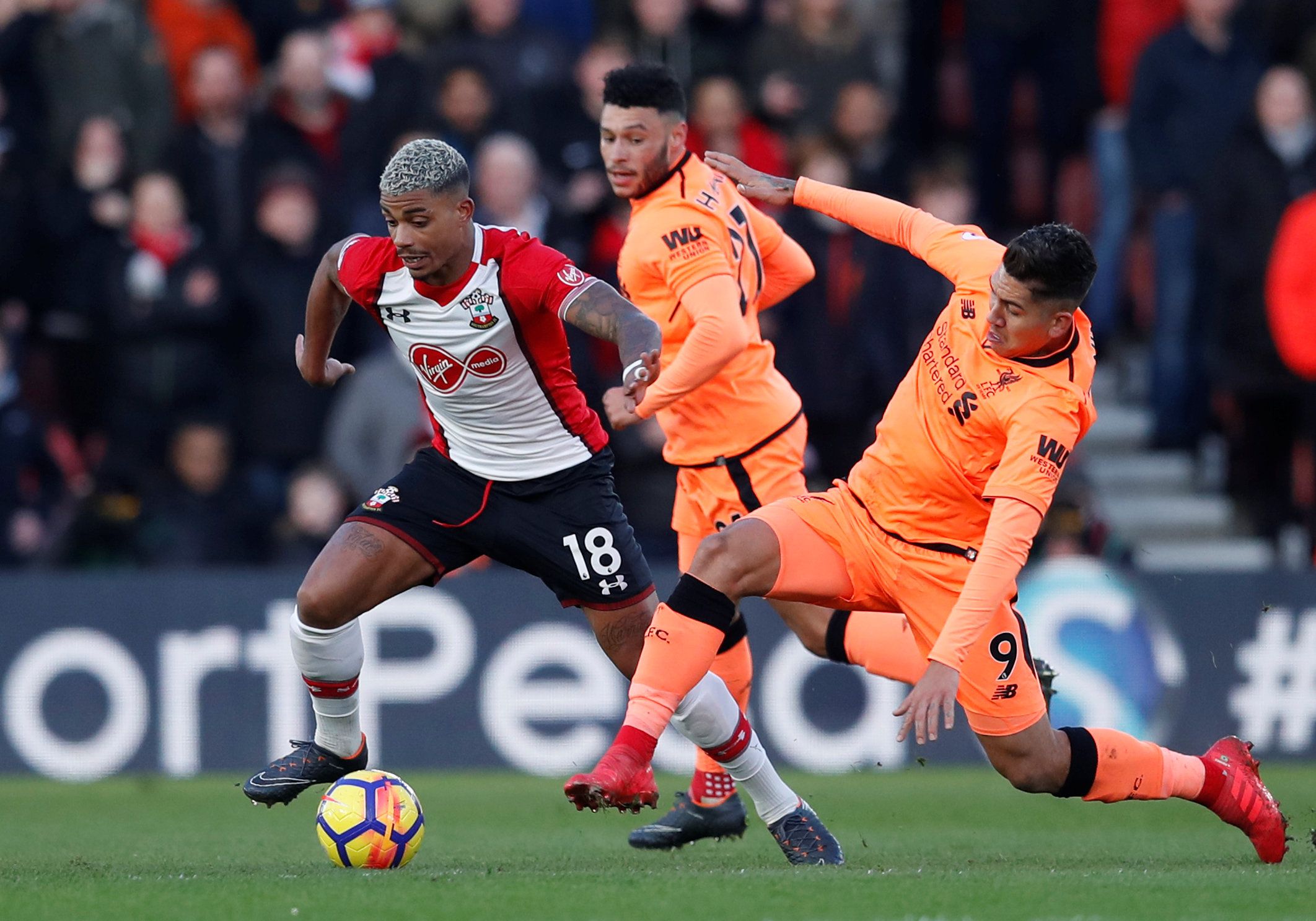 Soccer Football - Premier League - Southampton vs Liverpool - St Mary's Stadium, Southampton, Britain - February 11, 2018   Liverpool's Roberto Firmino in action with Southampton's Mario Lemina    REUTERS/Eddie Keogh    EDITORIAL USE ONLY. No use with unauthorized audio, video, data, fixture lists, club/league logos or 
