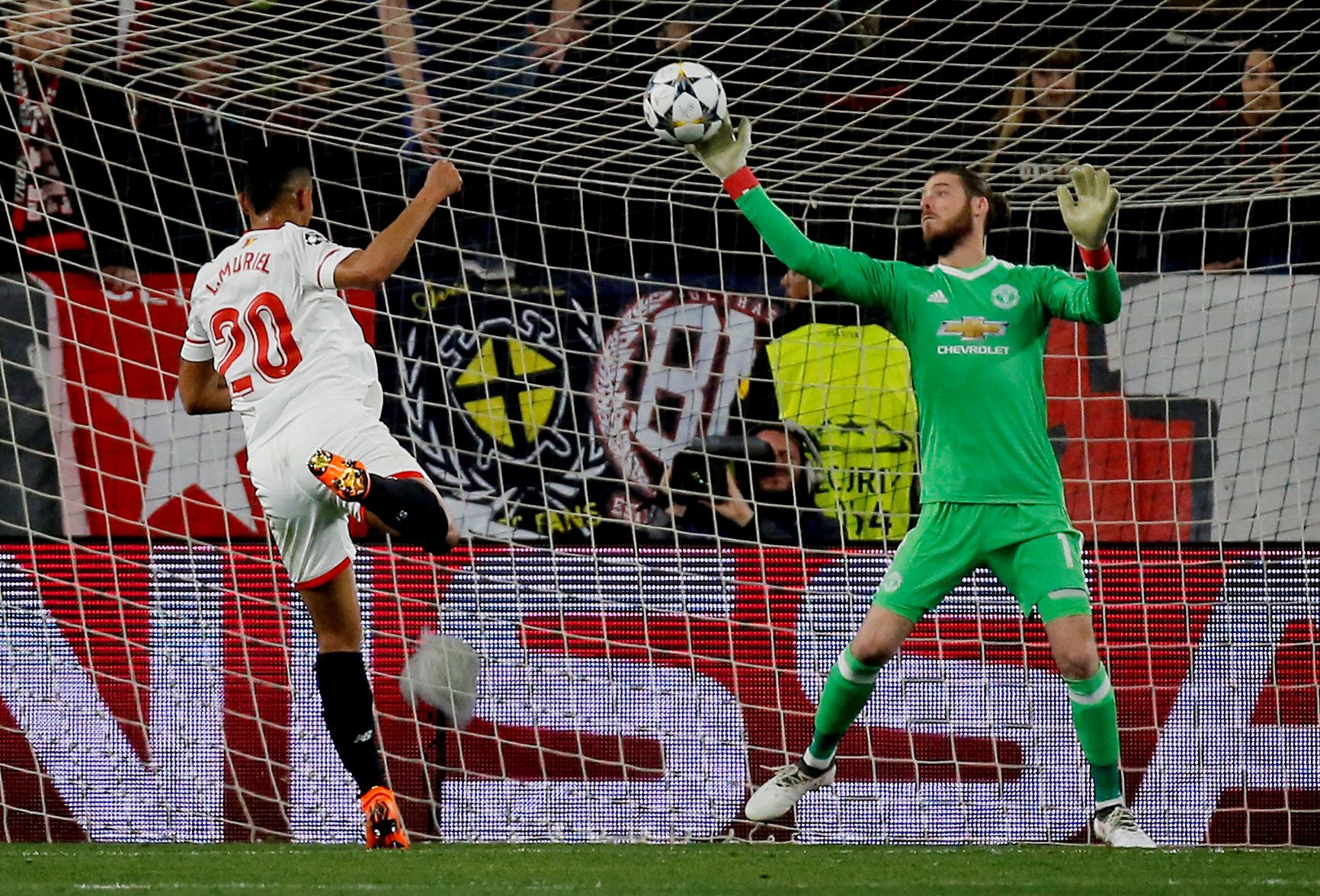 Soccer Football - Champions League Round of 16 First Leg - Sevilla vs Manchester United - Ramon Sanchez Pizjuan, Seville, Spain - February 21, 2018   Manchester United's David De Gea makes a save from Sevilla’s Luis Muriel    REUTERS/Jon Nazca     TPX IMAGES OF THE DAY