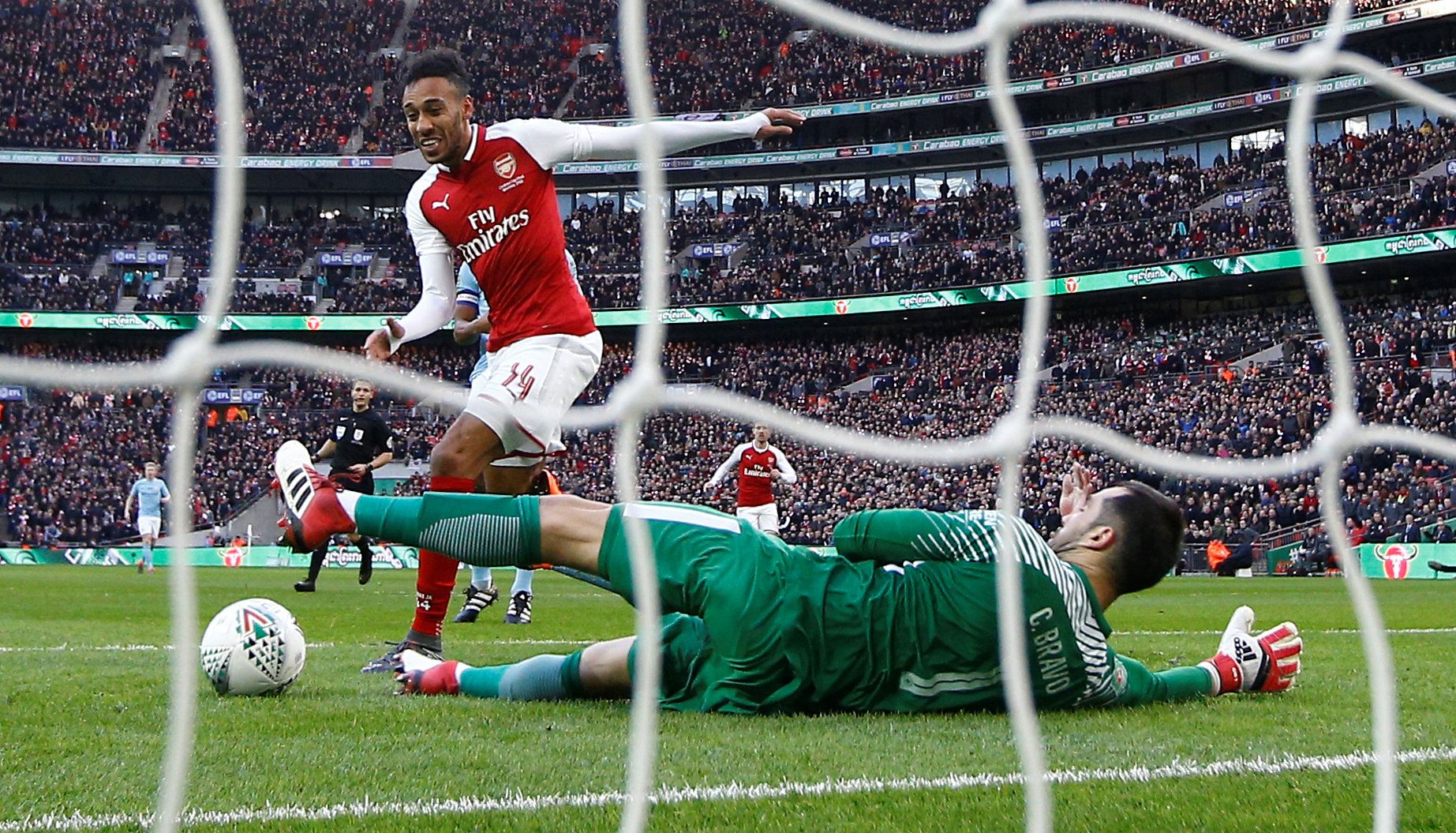 Soccer Football - Carabao Cup Final - Arsenal vs Manchester City - Wembley Stadium, London, Britain - February 25, 2018   Manchester City's Claudio Bravo saves after Arsenal's Pierre-Emerick Aubameyang is tackled by Kyle Walker    REUTERS/Peter Nicholls     EDITORIAL USE ONLY. No use with unauthorized audio, video, data, fixture lists, club/league logos or 