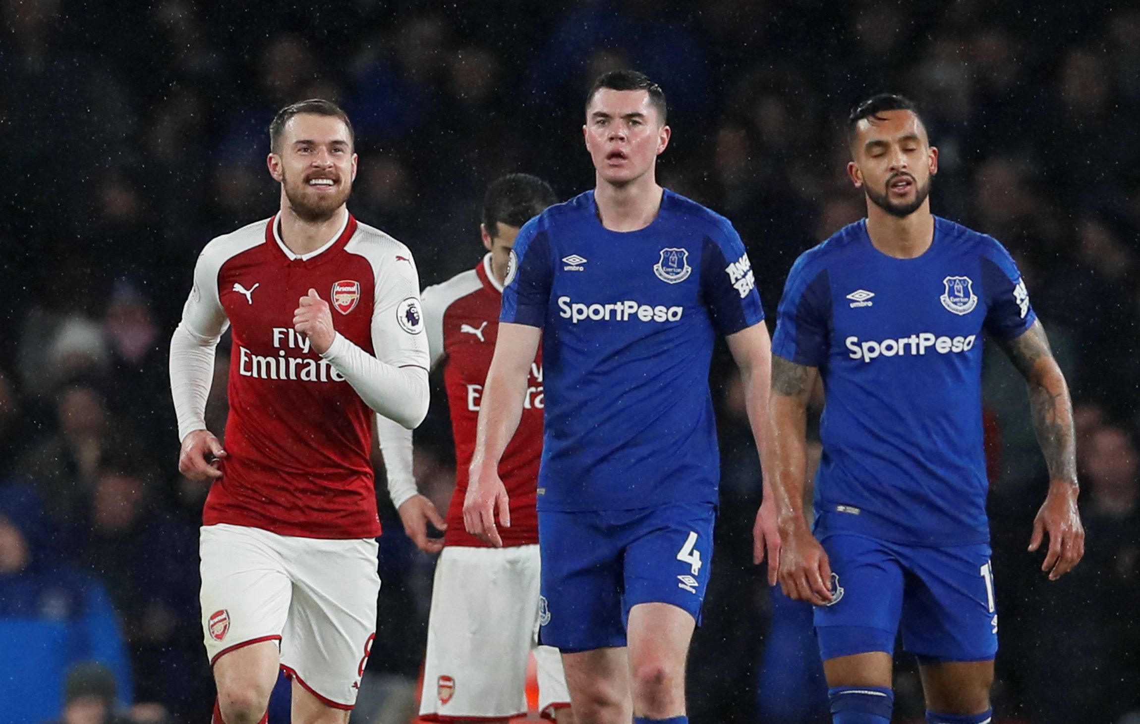Soccer Football - Premier League - Arsenal vs Everton - Emirates Stadium, London, Britain - February 3, 2018   Arsenal's Aaron Ramsey celebrates scoring their third goal as Everton's Michael Keane and Theo Walcott look dejected    REUTERS/David Klein    EDITORIAL USE ONLY. No use with unauthorized audio, video, data, fixture lists, club/league logos or 