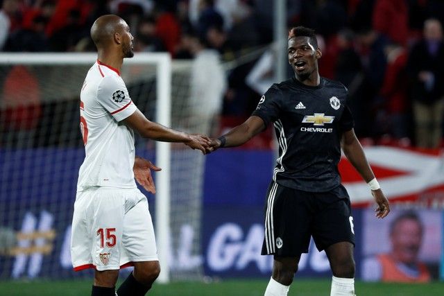 Soccer Football - Champions League Round of 16 First Leg - Sevilla vs Manchester United - Ramon Sanchez Pizjuan, Seville, Spain - February 21, 2018   Manchester United's Paul Pogba shakes hands with Sevilla’s Steven N'Zonzi after the match    REUTERS/Juan Medina