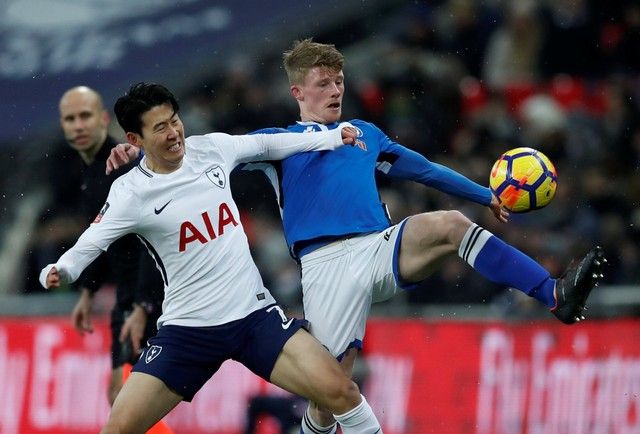 Soccer Football - FA Cup Fifth Round Replay - Tottenham Hotspur vs Rochdale - Wembley Stadium, London, Britain - February 28, 2018   Tottenham's Son Heung-min in action with Rochdale's Andy Cannon    REUTERS/Eddie Keogh