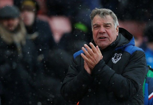 Soccer Football - Premier League - Stoke City vs Everton - bet365 Stadium, Stoke-on-Trent, Britain - March 17, 2018   Everton manager Sam Allardyce applauds fans after the match                   Action Images via Reuters/Ed Sykes    EDITORIAL USE ONLY. No use with unauthorized audio, video, data, fixture lists, club/league logos or 