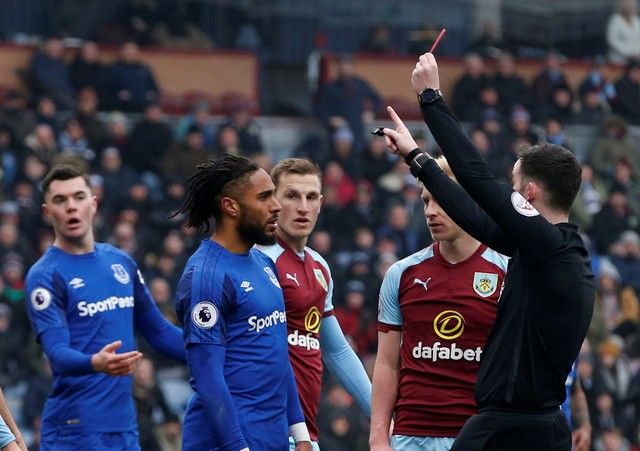 Soccer Football - Premier League - Burnley vs Everton - Turf Moor, Burnley, Britain - March 3, 2018   Everton's Ashley Williams is shown a red card by referee Chris Kavanagh   REUTERS/Andrew Yates    EDITORIAL USE ONLY. No use with unauthorized audio, video, data, fixture lists, club/league logos or 