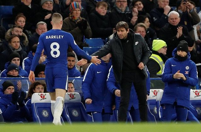 Soccer Football - Premier League - Chelsea vs AFC Bournemouth - Stamford Bridge, London, Britain - January 31, 2018   Chelsea’s Ross Barkley with manager Antonio Conte after being substituted off for Cesc Fabregas    Action Images via Reuters/John Sibley    EDITORIAL USE ONLY. No use with unauthorized audio, video, data, fixture lists, club/league logos or 