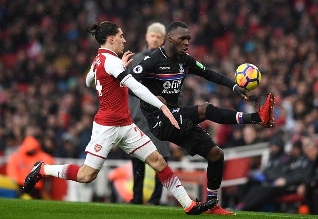 Soccer Football - Premier League - Arsenal vs Crystal Palace - Emirates Stadium, London, Britain - January 20, 2018   Arsenal's Hector Bellerin in action with Crystal Palace's Christian Benteke         REUTERS/Dylan Martinez    EDITORIAL USE ONLY. No use with unauthorized audio, video, data, fixture lists, club/league logos or 