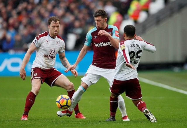 Soccer Football - Premier League - West Ham United vs Burnley - London Stadium, London, Britain - March 10, 2018   West Ham United's Aaron Cresswell in action with Burnley's Aaron Lennon and Ashley Barnes     REUTERS/David Klein    EDITORIAL USE ONLY. No use with unauthorized audio, video, data, fixture lists, club/league logos or 