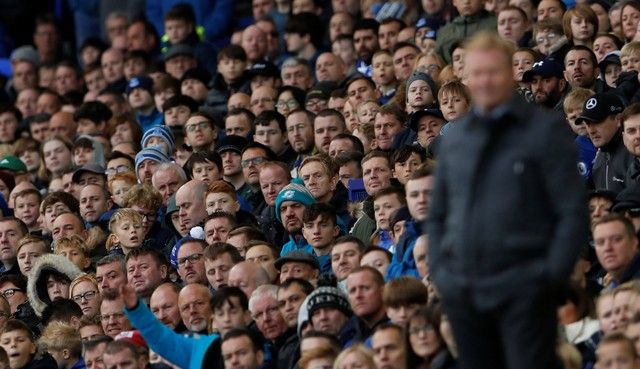 Soccer Football - Premier League - Everton vs Arsenal - Goodison Park, Liverpool, Britain - October 22, 2017   Everton fans and manager Ronald Koeman      Action Images via Reuters/Lee Smith    EDITORIAL USE ONLY. No use with unauthorized audio, video, data, fixture lists, club/league logos or 