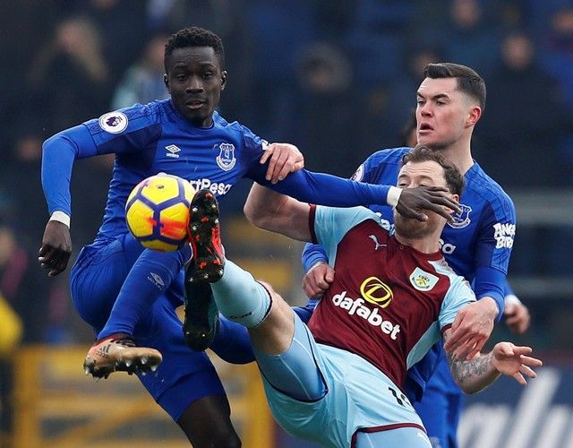 Soccer Football - Premier League - Burnley vs Everton - Turf Moor, Burnley, Britain - March 3, 2018. Everton's Idrissa Gueye and Michael Keane in action with Burnley's Ashley Barnes. Action Images via Reuters/Jason Cairnduff    EDITORIAL USE ONLY. No use with unauthorized audio, video, data, fixture lists, club/league logos or 