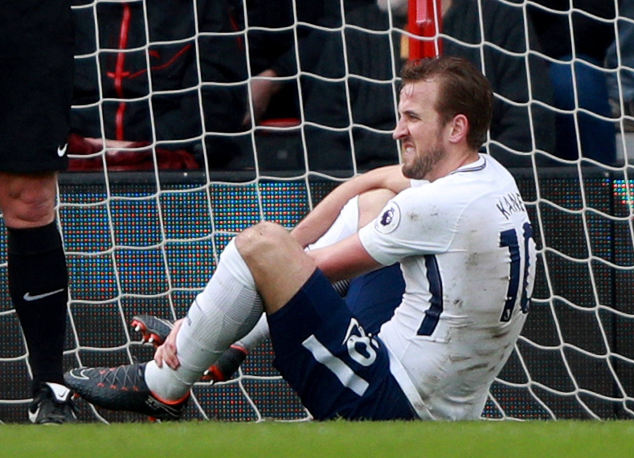 Harry Kane appears injured against Bournemouth