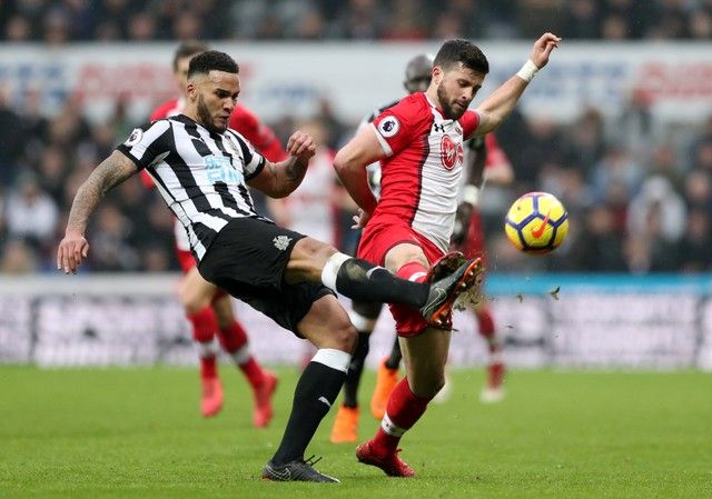 Soccer Football - Premier League - Newcastle United vs Southampton - St James' Park, Newcastle, Britain - March 10, 2018   Newcastle United's Jamaal Lascelles in action with Southampton's Shane Long        REUTERS/Scott Heppell    EDITORIAL USE ONLY. No use with unauthorized audio, video, data, fixture lists, club/league logos or 