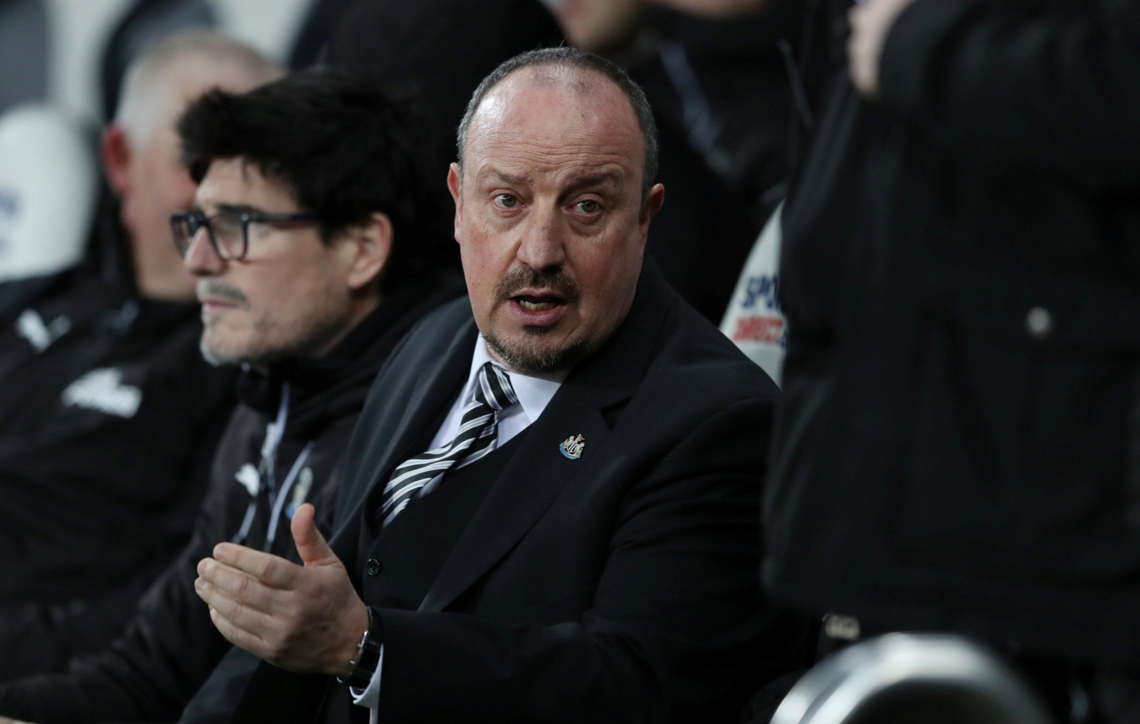 Rafa Benitez in discussions on the bench