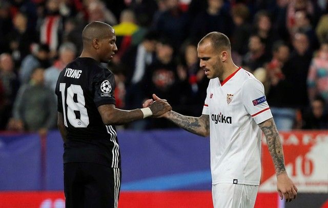 Soccer Football - Champions League Round of 16 First Leg - Sevilla vs Manchester United - Ramon Sanchez Pizjuan, Seville, Spain - February 21, 2018   Sevilla's Sandro Ramirez shakes hands with Manchester United's Ashley Young after the match     REUTERS/Jon Nazca