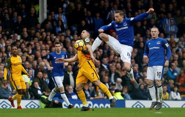 Soccer Football - Premier League - Everton vs Brighton &amp; Hove Albion - Goodison Park, Liverpool, Britain - March 10, 2018   Everton's Gylfi Sigurdsson in action with Brighton's Beram Kayal       Action Images via Reuters/Craig Brough    EDITORIAL USE ONLY. No use with unauthorized audio, video, data, fixture lists, club/league logos or 