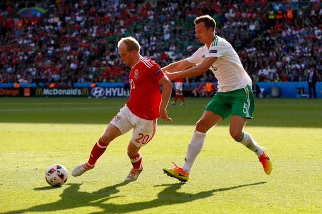 Football Soccer - Wales v Northern Ireland - EURO 2016 - Round of 16 - Parc des Princes, Paris, France - 25/6/16 
Wales' Jonathan Williams in action with Northern Ireland's Jonny Evans  
REUTERS/John Sibley 
Livepic