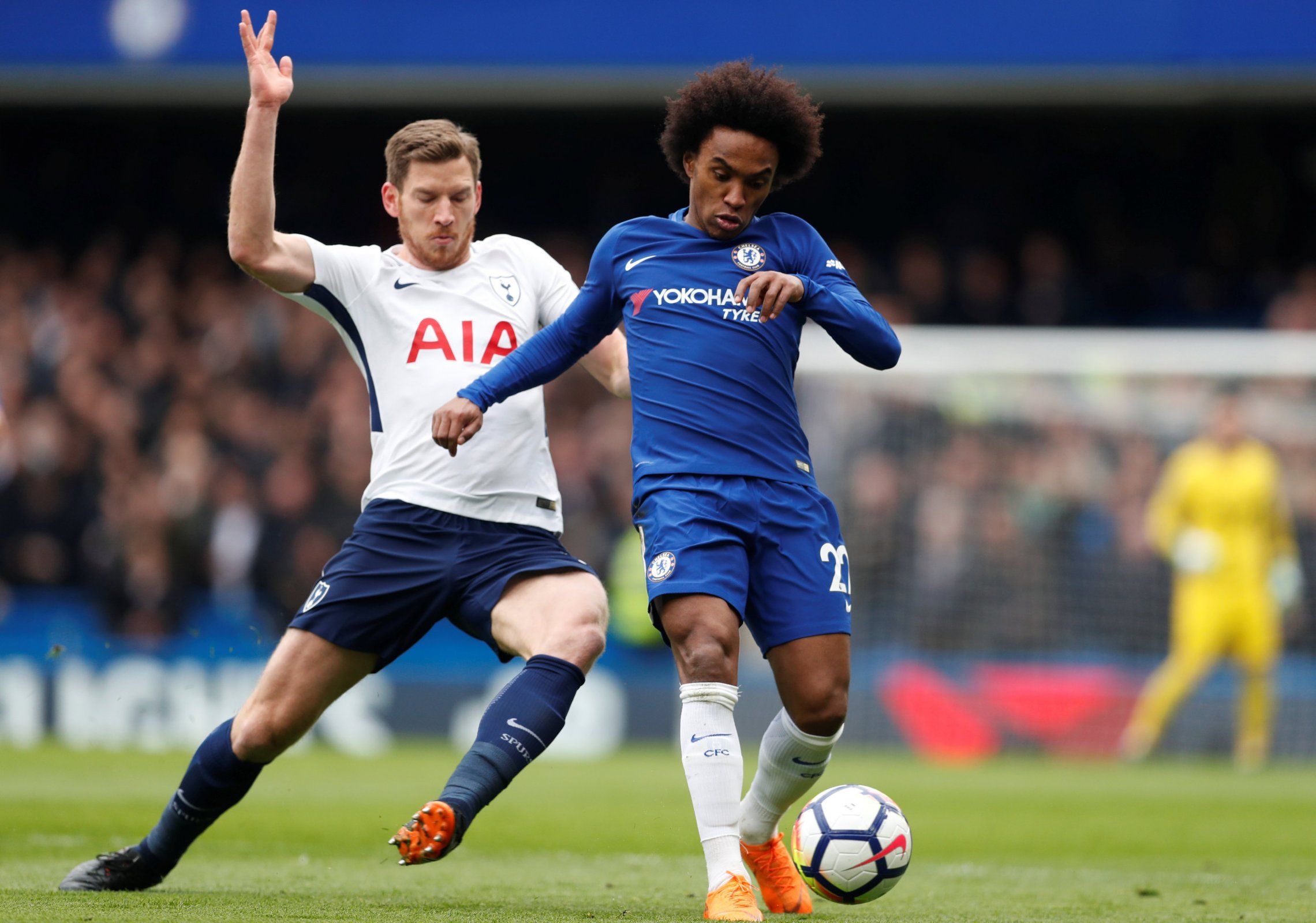 Jan Vertonghen fights Willian for the ball in Tottenham Hotspur's clash against Chelsea