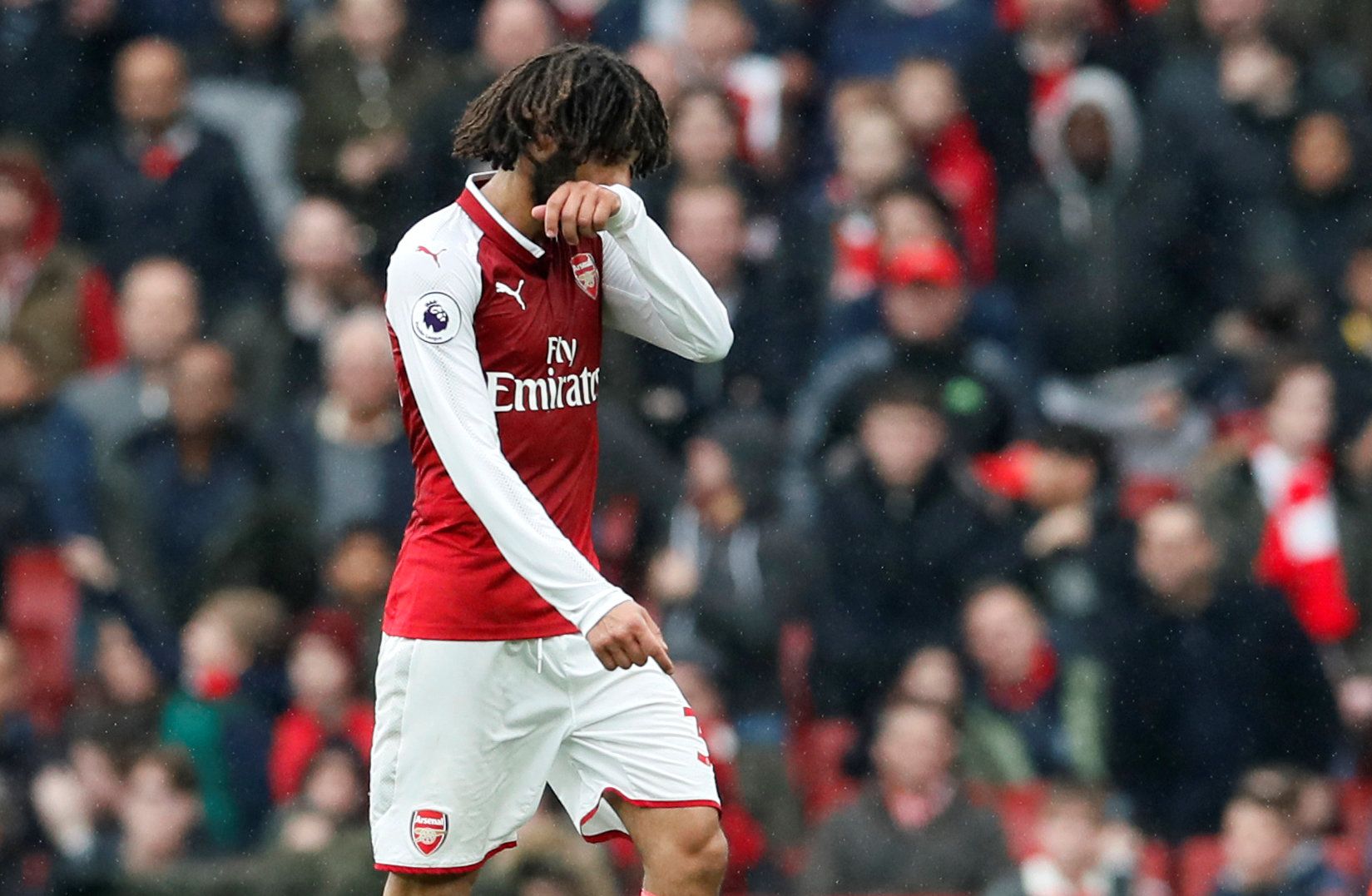Soccer Football - Premier League - Arsenal vs Southampton - Emirates Stadium, London, Britain - April 8, 2018   Arsenal's Mohamed Elneny walks off dejected after being sent off   REUTERS/David Klein    EDITORIAL USE ONLY. No use with unauthorized audio, video, data, fixture lists, club/league logos or 
