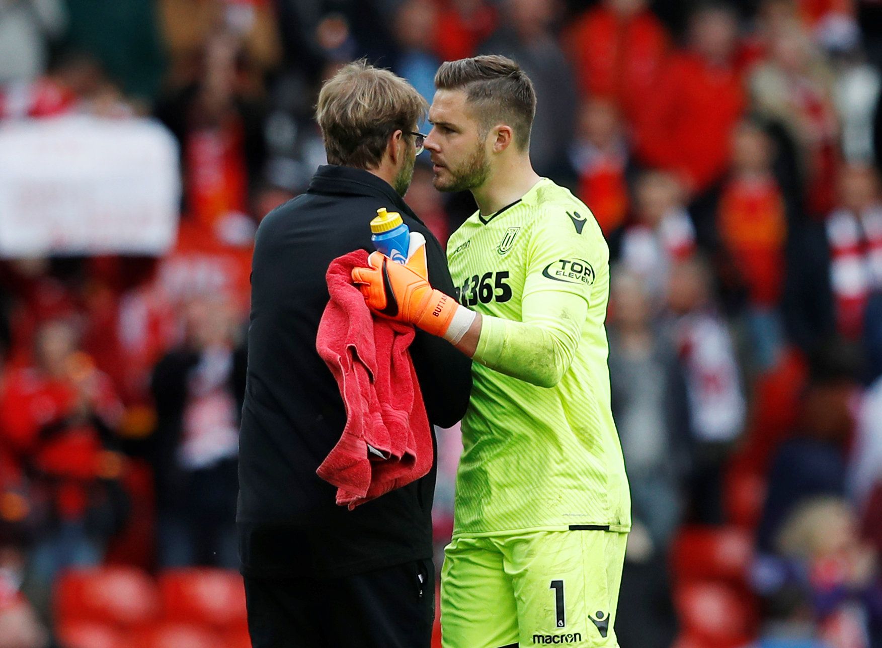 Soccer Football - Premier League - Liverpool v Stoke City - Anfield, Liverpool, Britain - April 28, 2018   Liverpool manager Juergen Klopp speaks with Stoke City's Jack Butland after the match   REUTERS/Phil Noble    EDITORIAL USE ONLY. No use with unauthorized audio, video, data, fixture lists, club/league logos or 
