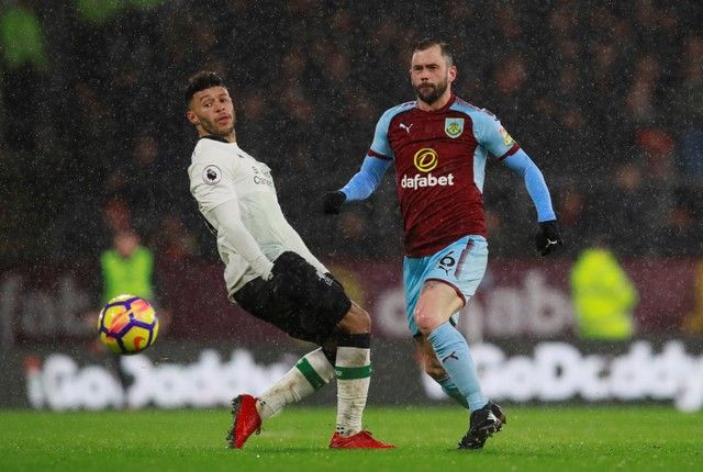 Soccer Football - Premier League - Burnley vs Liverpool - Turf Moor, Burnley, Britain - January 1, 2018   Burnley's Steven Defour in action with Liverpool’s Alex Oxlade-Chamberlain              Action Images via Reuters/Jason Cairnduff    EDITORIAL USE ONLY. No use with unauthorized audio, video, data, fixture lists, club/league logos or 