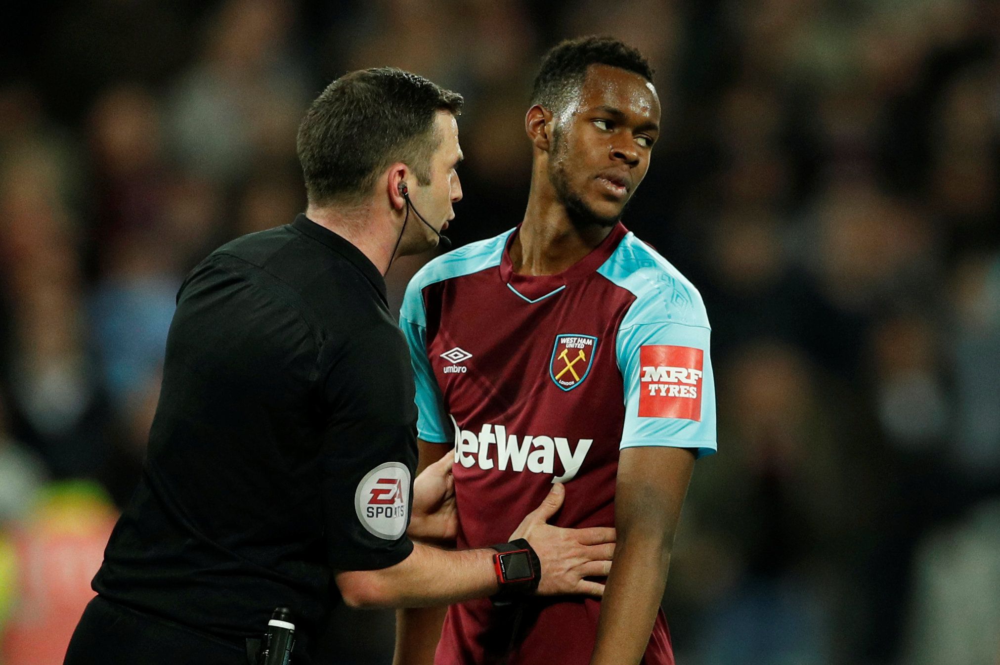 Soccer Football - Premier League - West Ham United vs Stoke City - London Stadium, London, Britain - April 16, 2018   West Ham United's Edimilson Fernandes speaks with referee Michael Oliver after a goal is disallowed    Action Images via Reuters/John Sibley    EDITORIAL USE ONLY. No use with unauthorized audio, video, data, fixture lists, club/league logos or 