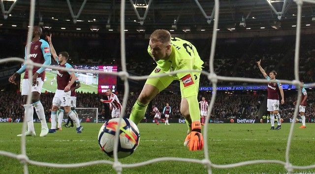 Soccer Football - Premier League - West Ham United vs Stoke City - London Stadium, London, Britain - April 16, 2018   West Ham United's Joe Hart picks the ball out of the net after conceding their first goal scored by Stoke City's Peter Crouch                                 REUTERS/David Klein    EDITORIAL USE ONLY. No use with unauthorized audio, video, data, fixture lists, club/league logos or 