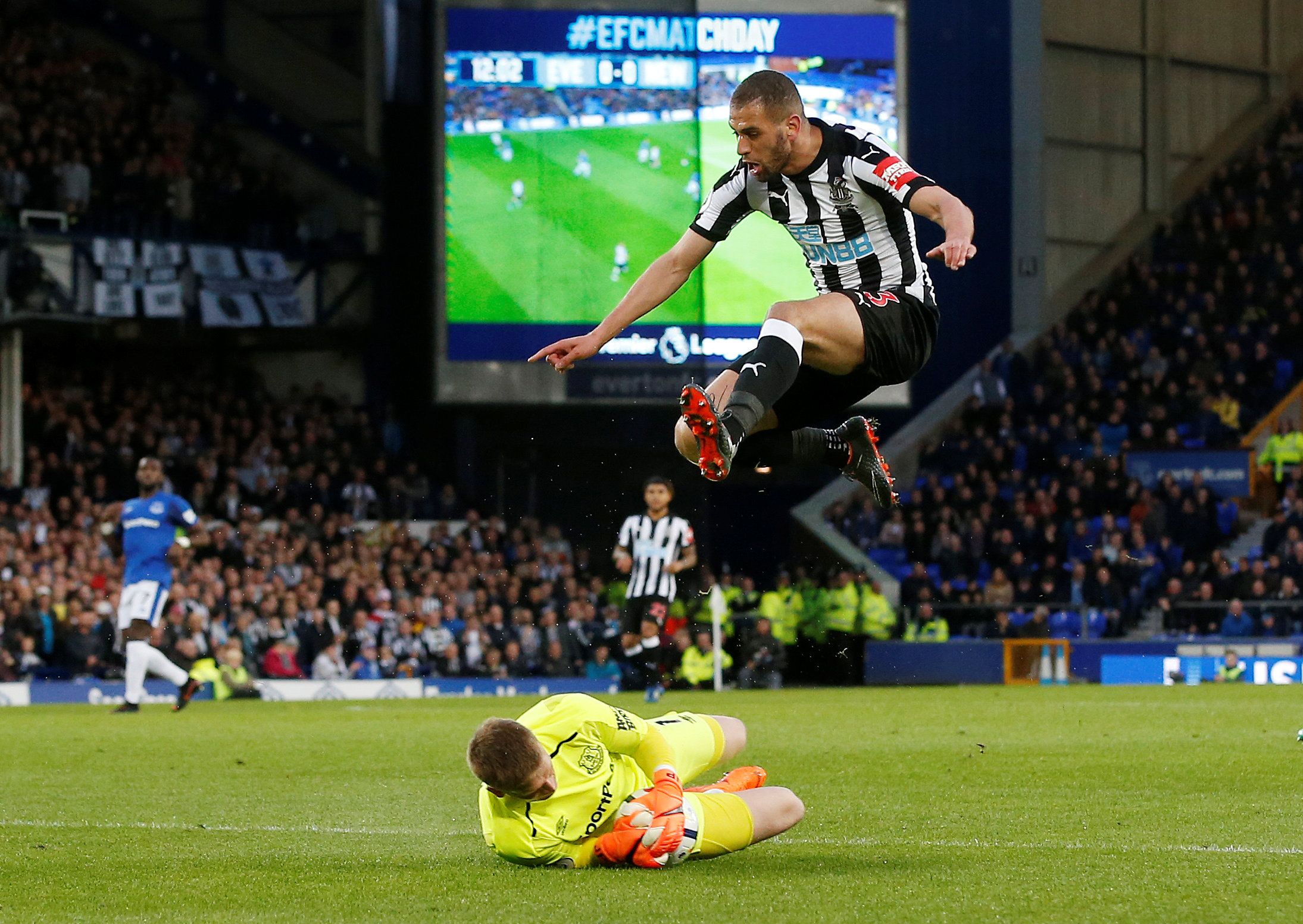 Soccer Football - Premier League - Everton v Newcastle United - Goodison Park, Liverpool, Britain - April 23, 2018   Everton's Jordan Pickford in action with Newcastle United's Islam Slimani         REUTERS/Andrew Yates    EDITORIAL USE ONLY. No use with unauthorized audio, video, data, fixture lists, club/league logos or 