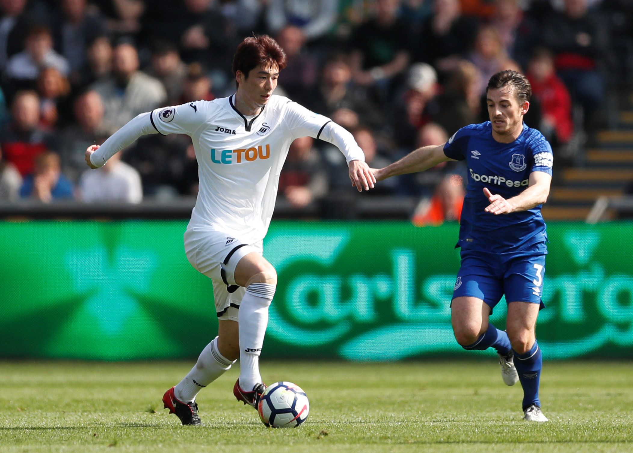 Soccer Football - Premier League - Swansea City vs Everton - Liberty Stadium, Swansea, Britain - April 14, 2018   Swansea City's Ki Sung Yueng in action with Everton's Leighton Baines    Action Images via Reuters/Andrew Boyers    EDITORIAL USE ONLY. No use with unauthorized audio, video, data, fixture lists, club/league logos or 