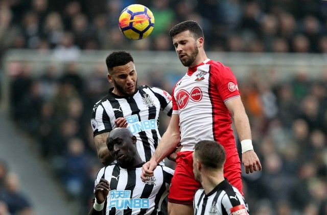 Soccer Football - Premier League - Newcastle United vs Southampton - St James' Park, Newcastle, Britain - March 10, 2018   Southampton's Shane Long in action with Newcastle United's Jamaal Lascelles and Mohamed Diame   REUTERS/Scott Heppell    EDITORIAL USE ONLY. No use with unauthorized audio, video, data, fixture lists, club/league logos or 