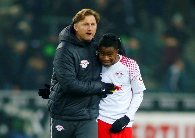 Soccer Football - Bundesliga - Borussia Moenchengladbach vs RB Leipzig - Borussia-Park, Moenchengladbach, Germany - February 3, 2018   RB Leipzig coach Ralph Hasenhuettl celebrates with Ademola Lookman after the match   REUTERS/Thilo Schmuelgen    DFL RULES TO LIMIT THE ONLINE USAGE DURING MATCH TIME TO 15 PICTURES PER GAME. IMAGE SEQUENCES TO SIMULATE VIDEO IS NOT ALLOWED AT ANY TIME. FOR FURTHER QUERIES PLEASE CONTACT DFL DIRECTLY AT + 49 69 650050
