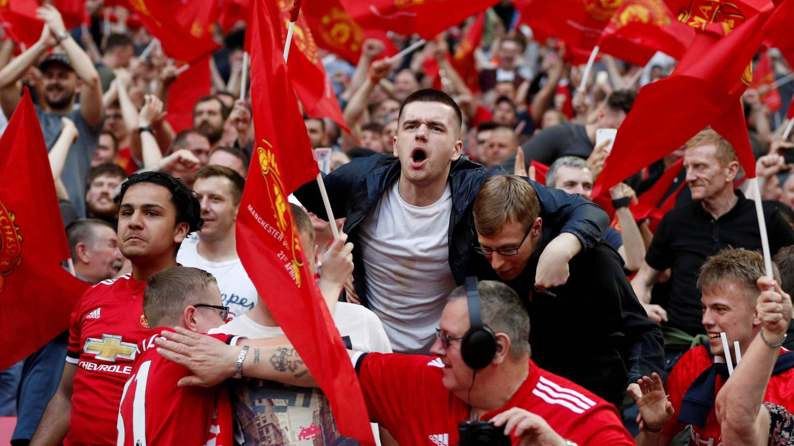Man United fans mock City for the turnout at their title bus parade