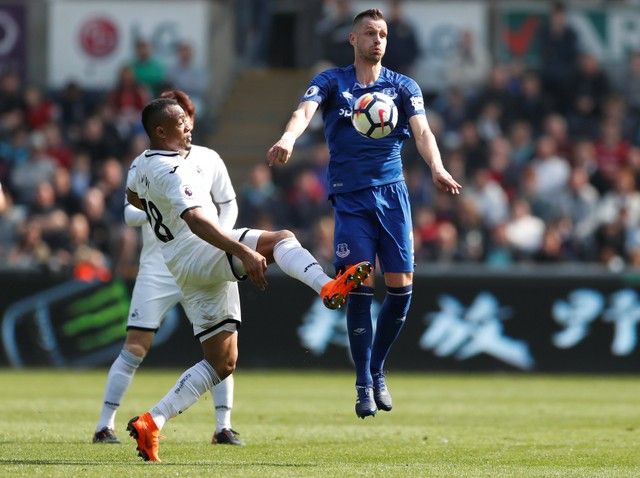Soccer Football - Premier League - Swansea City vs Everton - Liberty Stadium, Swansea, Britain - April 14, 2018   Everton's Morgan Schneiderlin in action with Swansea City's Jordan Ayew    Action Images via Reuters/Andrew Boyers    EDITORIAL USE ONLY. No use with unauthorized audio, video, data, fixture lists, club/league logos or 