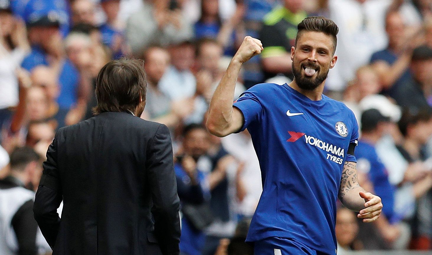 Soccer Football - FA Cup Semi Final - Chelsea v Southampton - Wembley Stadium, London, Britain - April 22, 2018   Chelsea's Olivier Giroud celebrates scoring their first goal with Chelsea manager Antonio Conte              REUTERS/Darren Staples
