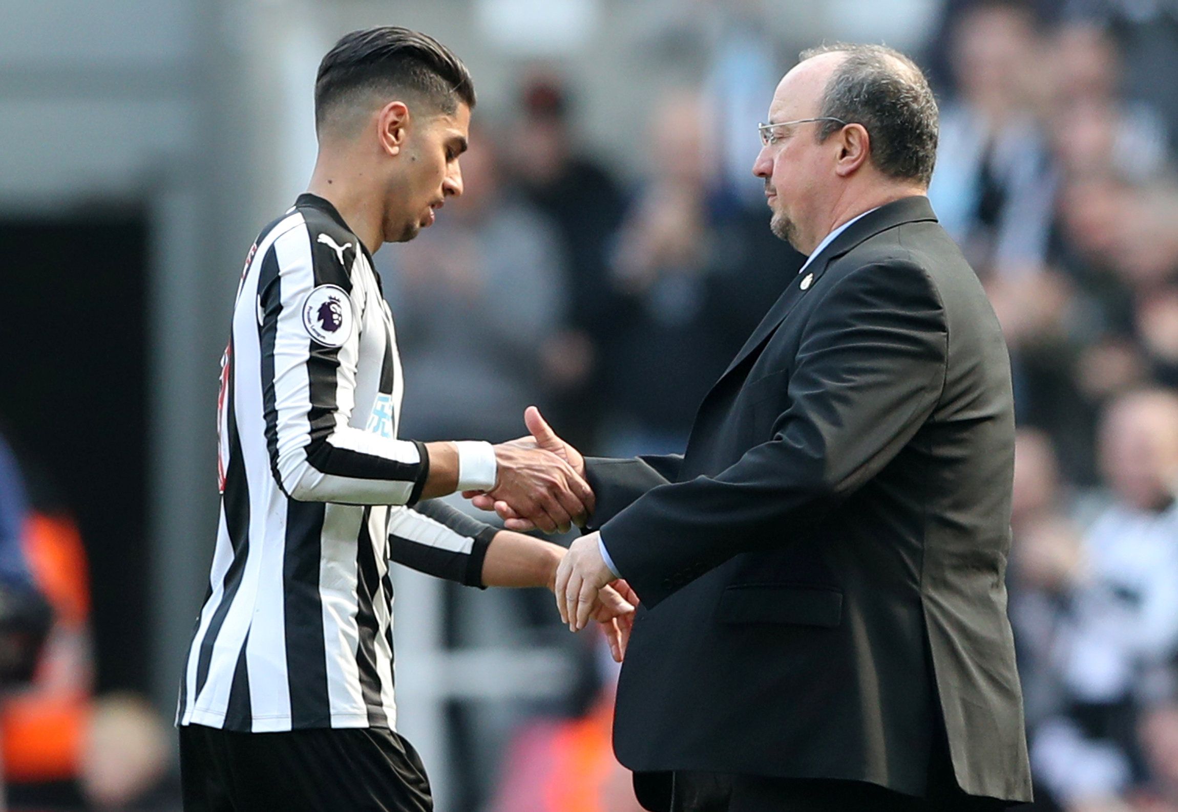 Soccer Football - Premier League - Newcastle United vs Arsenal - St James' Park, Newcastle, Britain - April 15, 2018   Newcastle United's Ayoze Perez is substituted off as Newcastle United manager Rafael Benitez looks on        REUTERS/Scott Heppell    EDITORIAL USE ONLY. No use with unauthorized audio, video, data, fixture lists, club/league logos or "live" services. Online in-match use limited to 75 images, no video emulation. No use in betting, games or single club/league/player publications.