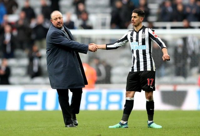 Soccer Football - Premier League - Newcastle United vs Huddersfield Town - St James' Park, Newcastle, Britain - March 31, 2018   Newcastle United manager Rafael Benitez shakes hands with Ayoze Perez at the end of the match    REUTERS/Scott Heppell    EDITORIAL USE ONLY. No use with unauthorized audio, video, data, fixture lists, club/league logos or "live" services. Online in-match use limited to 75 images, no video emulation. No use in betting, games or single club/league/player publications.  