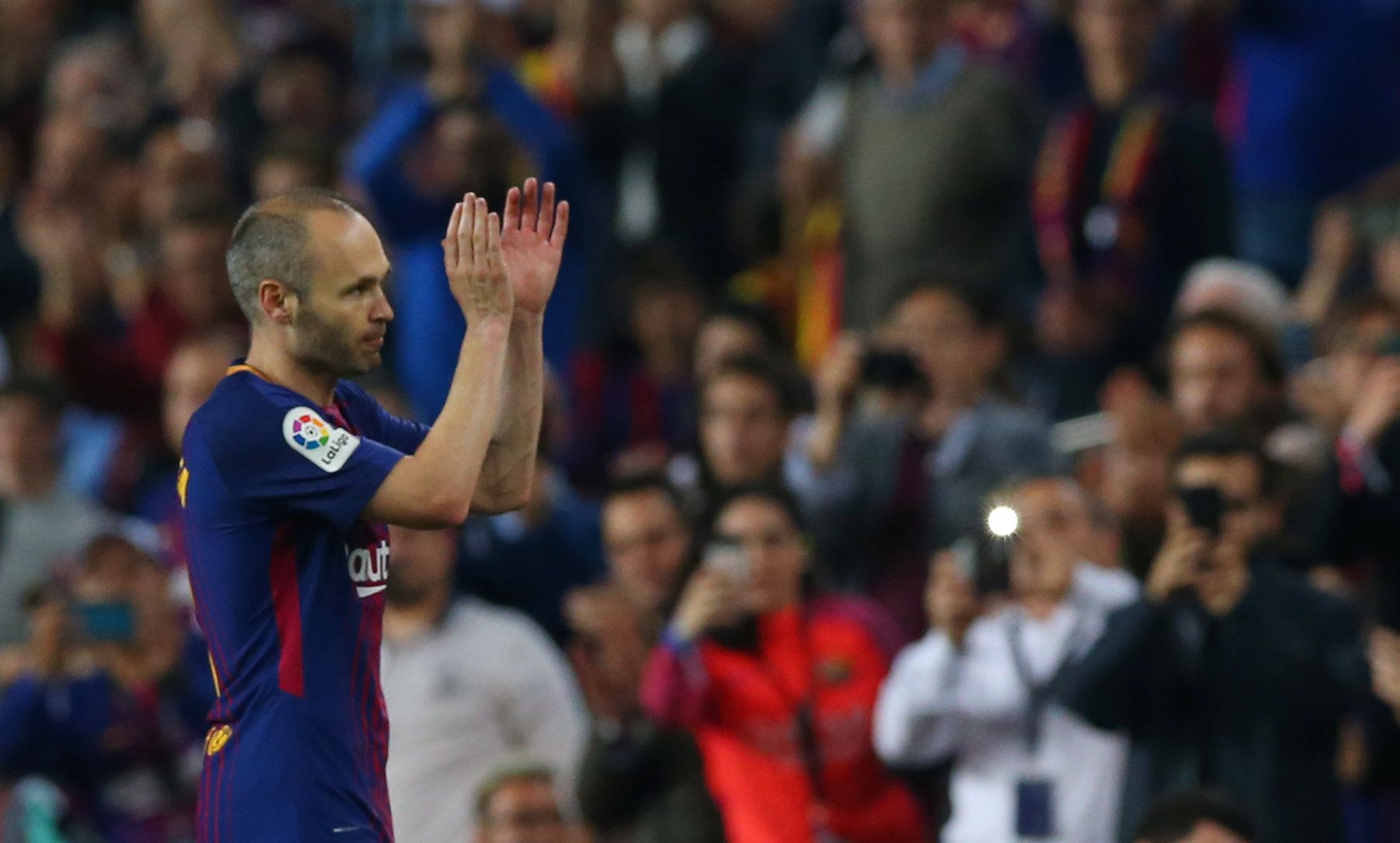 Soccer Football - La Liga Santander - FC Barcelona v Villarreal - Camp Nou, Barcelona, Spain - May 9, 2018   Barcelona's Andres Iniesta applauds their fans as he leaves the pitch after being substituted   REUTERS/Albert Gea