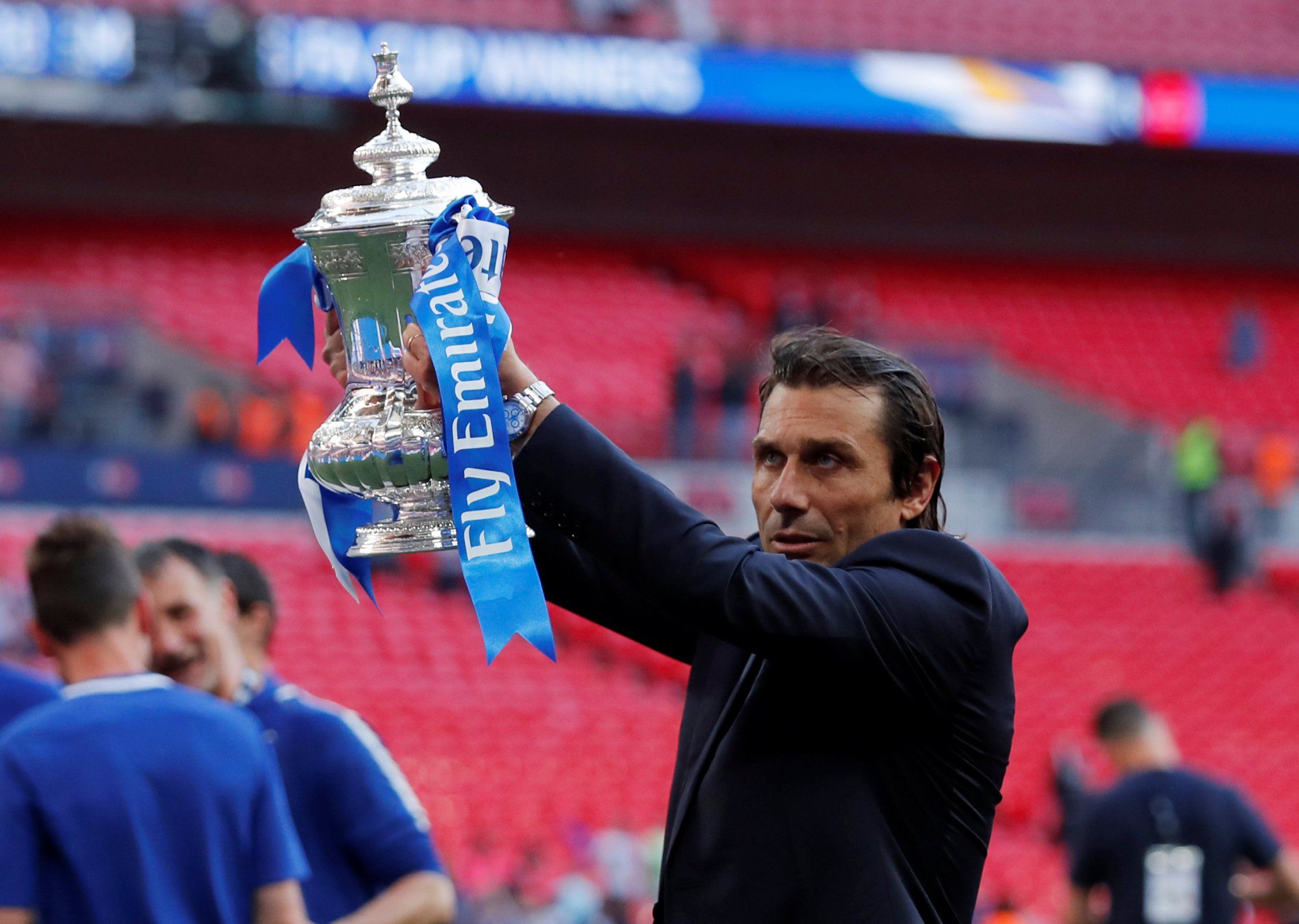 Antonio Conte lifts the FA Cup