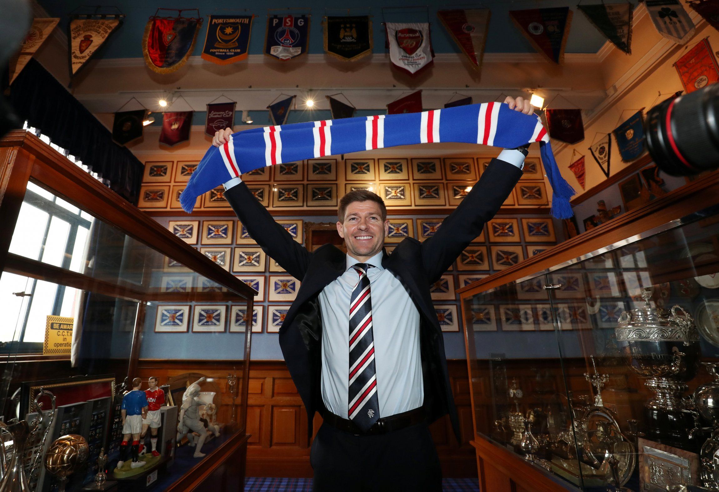 Steven Gerrard lifts a Rangers scarf