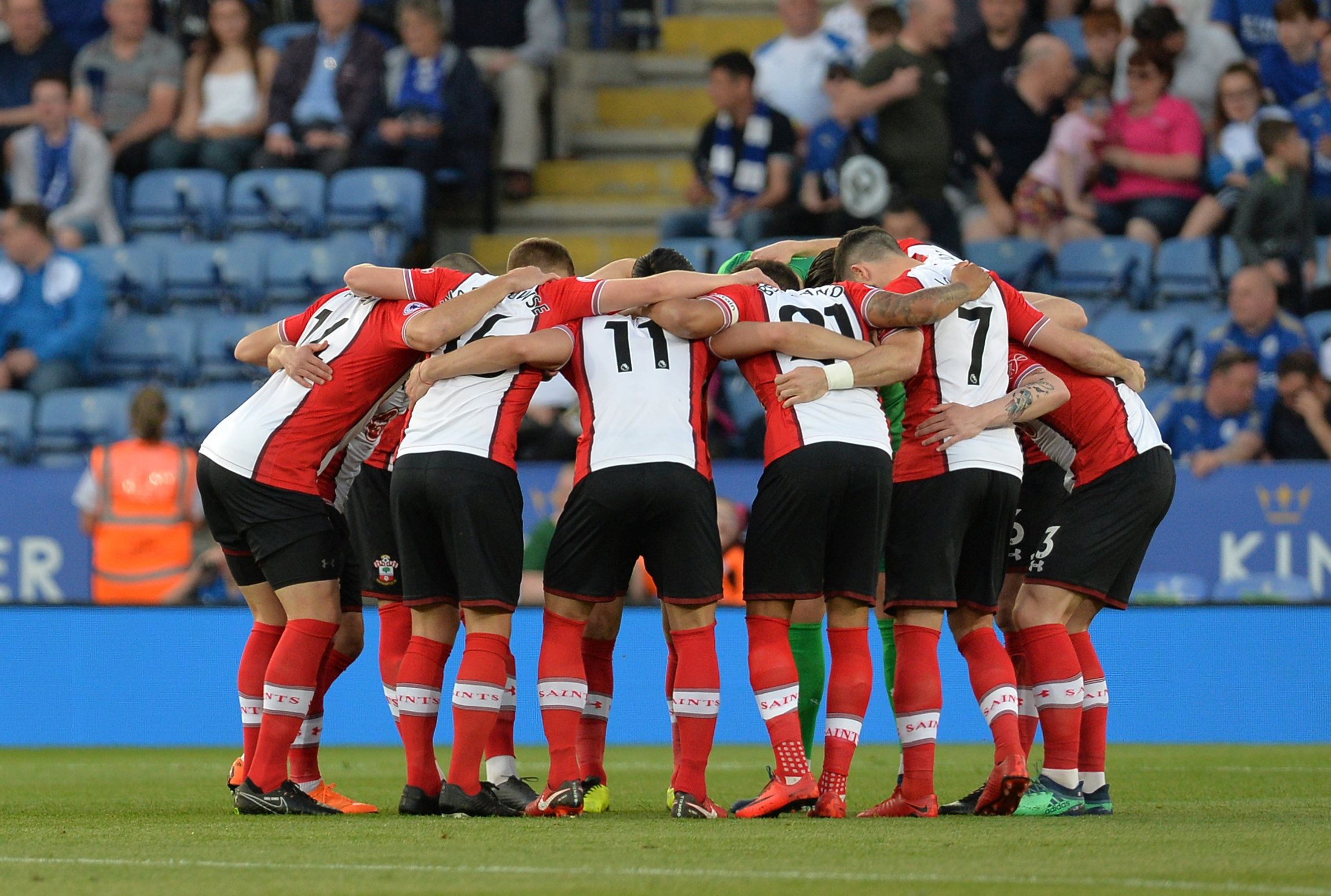 Soccer Football - Premier League - Leicester City vs Southampton - King Power Stadium, Leicester, Britain - April 19, 2018   Southampton team huddle before the match      REUTERS/Peter Powell    EDITORIAL USE ONLY. No use with unauthorized audio, video, data, fixture lists, club/league logos or "live" services. Online in-match use limited to 75 images, no video emulation. No use in betting, games or single club/league/player publications.  Please contact your account representative for further d