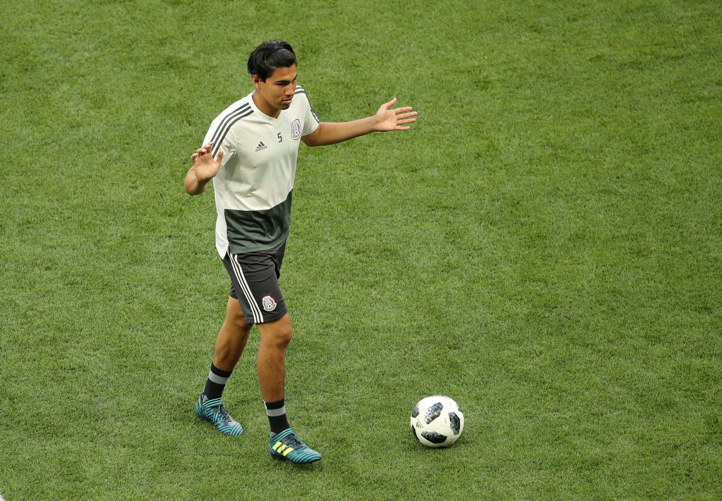 diego reyes dribbles the ball in mexico training