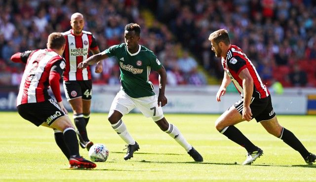 Soccer Football - Sheffield United vs Brentford - Championship - Sheffield, Britain - August 5, 2017   Florian Jozefzoon of Brentford in action with John Fleck and Jack O'Connell of Sheffield United   Action Images/John Clifton  EDITORIAL USE ONLY. No use with unauthorized audio, video, data, fixture lists, club/league logos or 